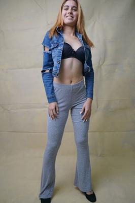 .. Prise de vue photo de modèle amateur latina en intérieur et en extérieur [