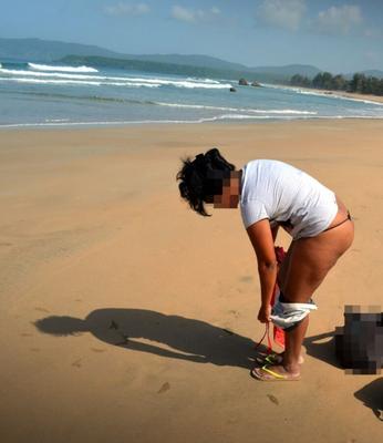 Femme indienne potelée avec micro bikini à la plage