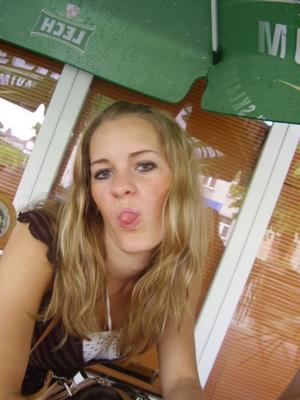 Blonde amateur posant son cul