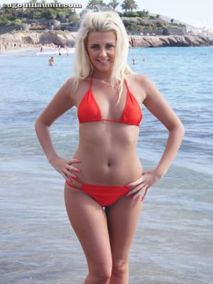 Die blonde Becky stellt alles zur Schau