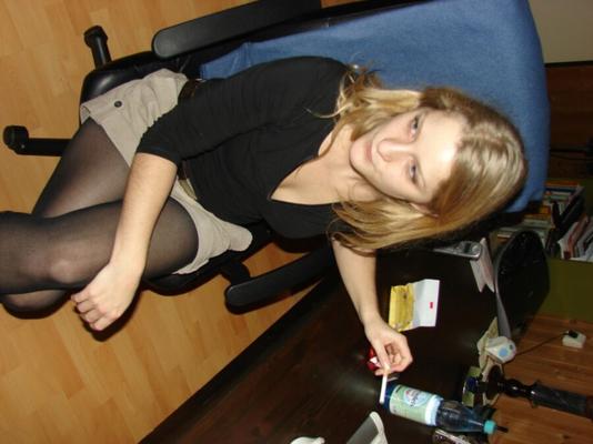 OBTENEZ une photo nue que vous souhaitez d'elle en fqkin ou en faisant une petite fille