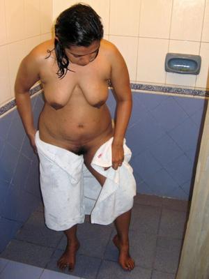 Femme indienne amateur douche son corps potelé