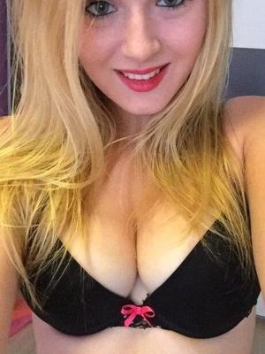 WebSlut, une adolescente blonde allemande exposée - Nina Nude Bikini