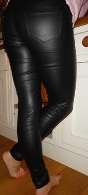 femme en pantalon de cuir leggings brillants effet mouillé pieds sexy