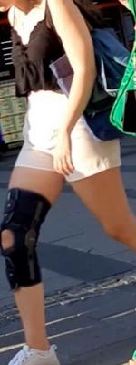 ショートパンツのストリートガール