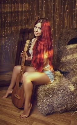 Hot YummyAlice - Séance photo de guitare chez ALIVEGIRL