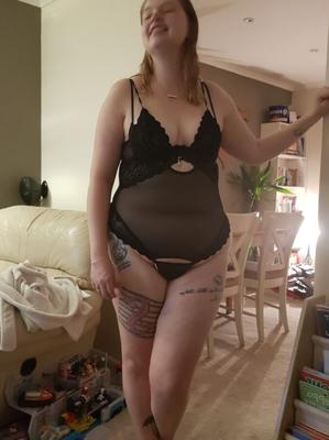 Jodie, une MILF BBW britannique de Stockport, en lingerie noire.