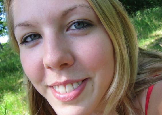 Ao ar livre: Amateurin Christina lässt sich im Wald ficken