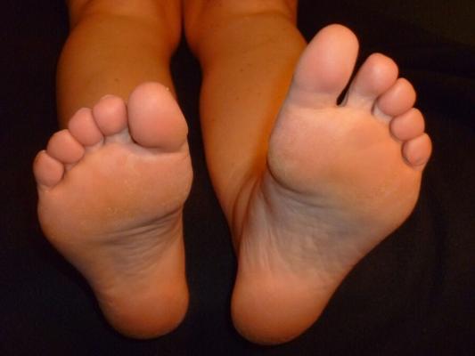 Street Hooker Denise demande des photos de mes pieds