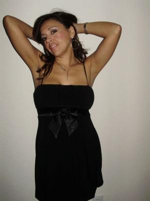 Latina Amateur MILF in Schwarz!