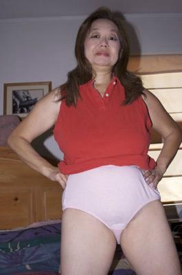 Asiatique mature aime montrer (culotte de grand-mère clignotante)