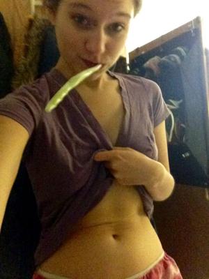 ローラの自撮り写真撮影