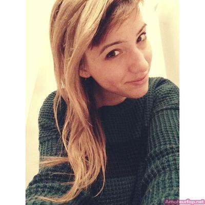 Sarah mignonne avec des tétons percés