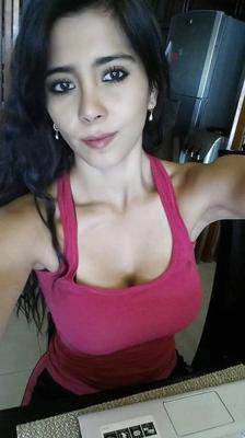 Isamar, une superbe fille aux gros seins en forme pour les méchants orts et les faux.