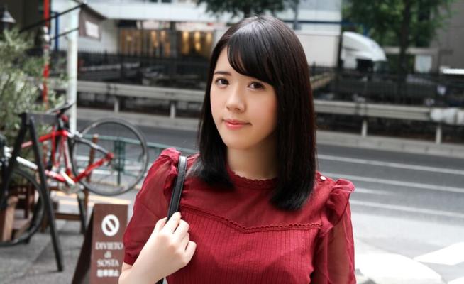 彩乃さらが街中でブラ見せ