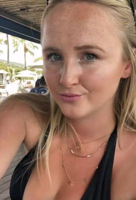 ビキニ巨乳のホットなドイツ人ブロンドの爆弾
