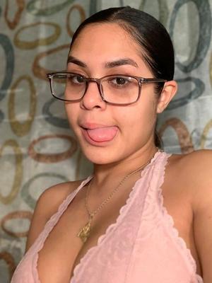 Salope de Cashapp Bonne déesse dominicaine portoricaine qui fume sur Casha