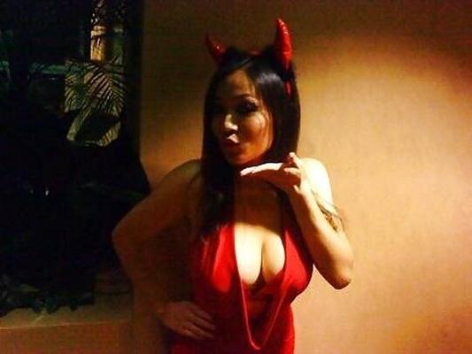 Carrie, salope chinoise aux gros seins pour BBC Fakes N Caps