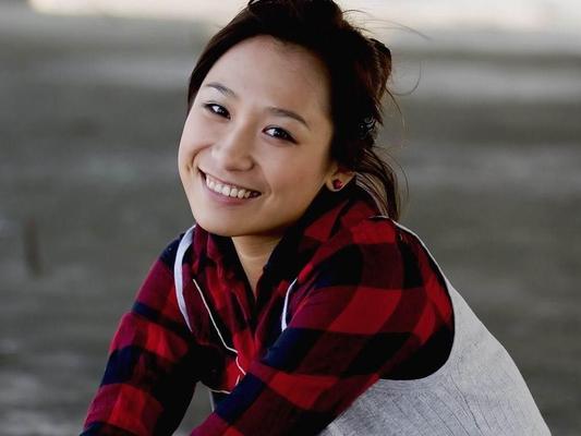 Ex petite amie asiatique poilue posant nue à la maison