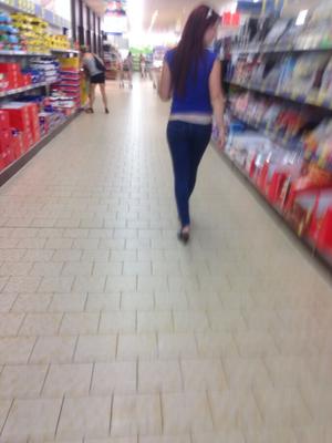 Voyeur d'aujourd'hui, fille candide en jeans thigt