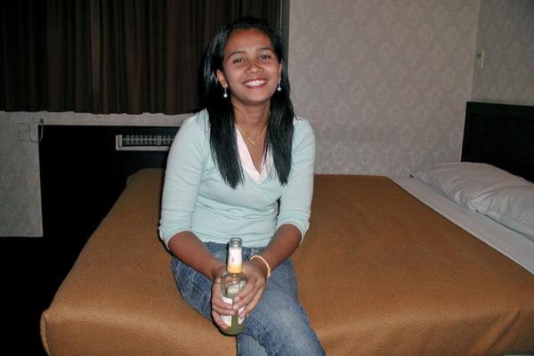 タイの女の子が親友のために裸になる