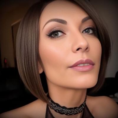 Brunette aux gros seins MILF Marianne - femme au foyer allemande