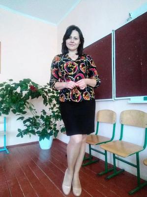 Chubby Ukrainian teacher flashes her tit right in the class