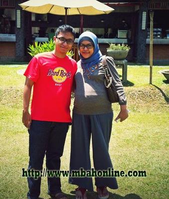 Bumil Berjilbab Berfoto dengan Suami