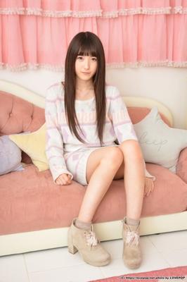 鵜久森ほの - ピンクのセータードレスがソファでいじめる