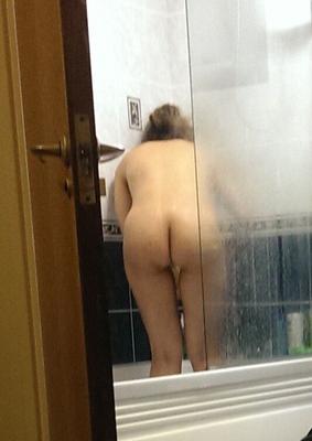 Ma femme sous la douche s'il te plaît