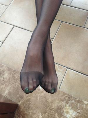Fetiche - Azn / Pies cubiertos de nailon dando una paja con los pies