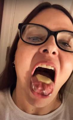dans des verres léchant du pudding