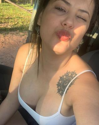 Mujer brasileña caliente con gran culo y tetas