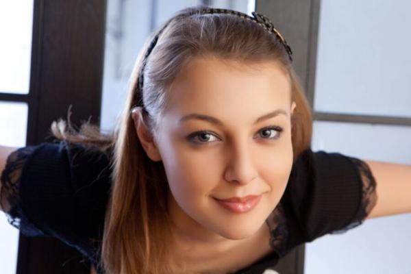 Nikia A-Santola-Brünette in High Heels mit schönem Pussygap