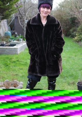 Reino Unido Milf Penny con abrigo de piel y botas