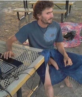 Tesudo mostrando una rola