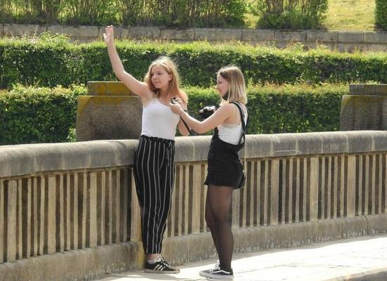 Dois amigos sinceros franceses gostosos no parque