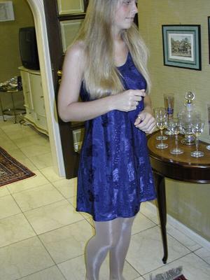 Berit, une adolescente allemande en collants (canapé)