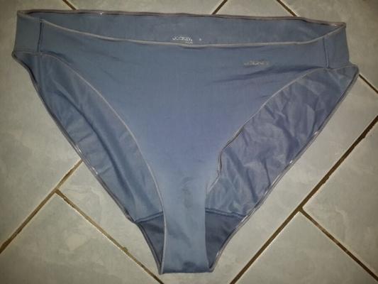 Blauer, fleckiger Slip