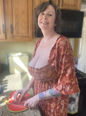 Impresionante MILF con grandes tetas pesadas