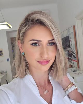 Kristin, Dentistin mit Extraleistungen