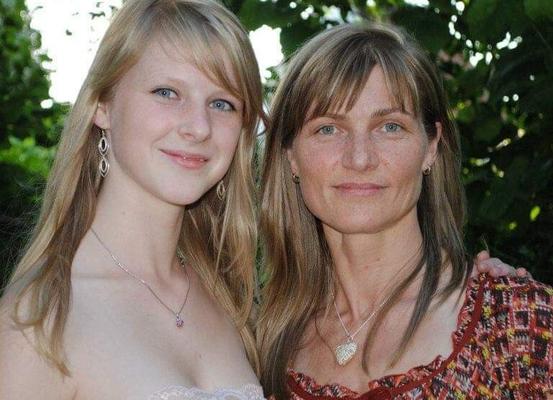 Blondes Mädchen und ihre Mutter