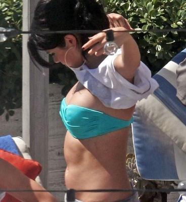 Selena Gomez - Muy Caliente