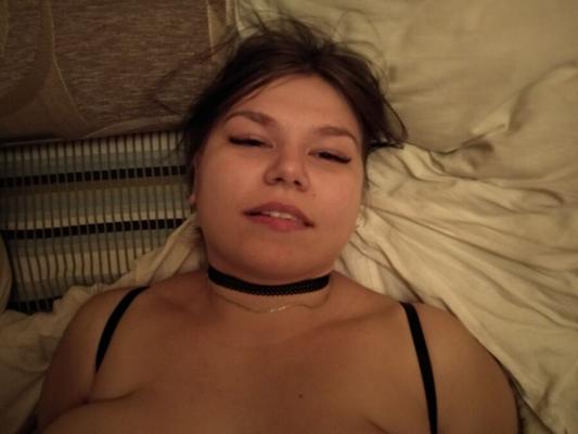 La webslut russe Anna Ladygina montre ses seins.