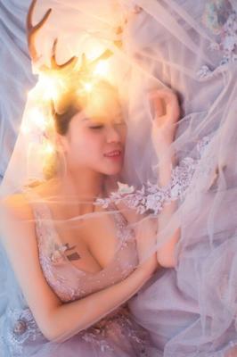 La beauté de la mariée chinoise a divulgué des photos de pipes nues