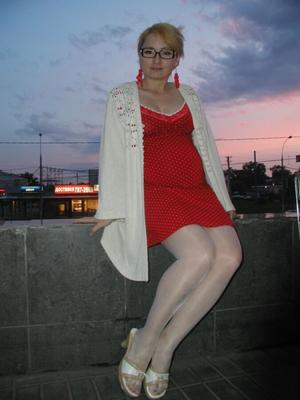 Asiatique enceinte en rouge