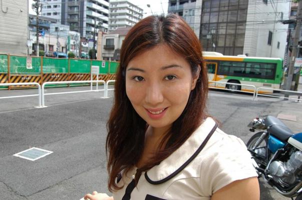 La MILF japonaise Kumiko Soma se déshabille, se douche et baise
