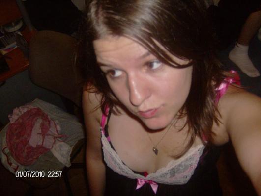 carine fait la petite pute sur le lit - partie I