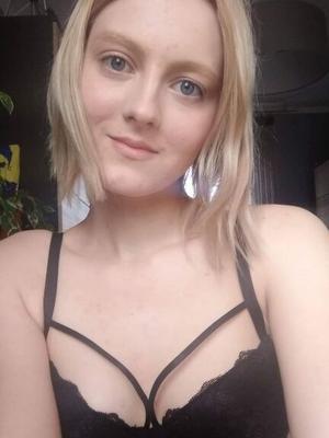 Blonde d'apparence simple mais je pense qu'elle a des lèvres de chatte chaudes.