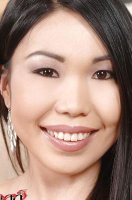 NICOLINE YIKI - Captivante et mignonne skini porngirl !